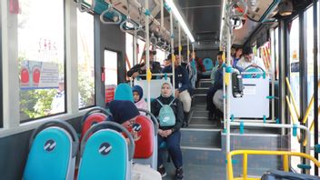 Pas directement à la terminal 1-3, voici la route de Transjabodetabek Blok M-Soetta Airport