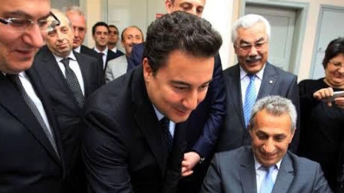 زعيم المعارضة التركي علي باباجان إيجابي في اختبار COVID-19