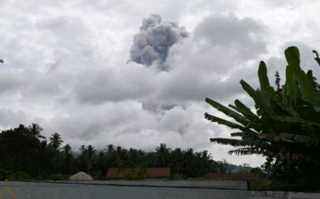 Gunung Ibu Muntahkan Abu Vulkanik Setinggi 2.000 M, Warga Diminta Menjauh 5,5 Km dari Puncak