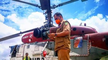 区域灾害管理机构直升机部署在廖内扑灭陆地火灾