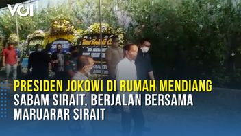 视频： 乔科维总统在已故萨巴姆 · 西拉特的家里， 和马鲁阿拉尔 · 西拉特一起散步