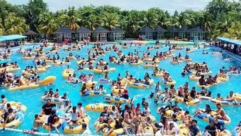 North Sumatra Water Park Is Full Of People In A Swimming Pool, The Task Force Acts