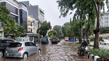 Floods Up To 60cm Hit A Number Of RTs In West Jakarta