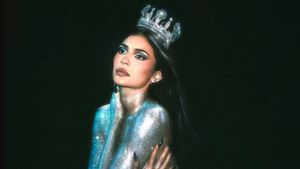 Rilis Koleksi Makeup Baru, Kylie Jenner Pakai Mahkota Rancangan Desainer Indonesia