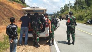 西加里曼丹的印度尼西亚共和国 - 马来西亚边境收紧,印尼国民军检查过境行李