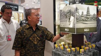 Ne perdez pas de vue les whiskys et brandies importées, le gouverneur Koster encourage l'augmentation de l'alcool de Bali dans les vitrines des aéroports