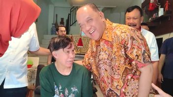 KONIセンターのケトゥムは、心臓病のために治療を受けたボクシングの伝説エリヤス・ピカルを訪問