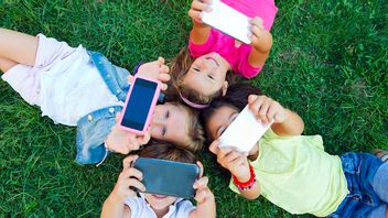 16歳未満のソーシャルメディアの制限は、子供の精神的健康に良いと評価されています