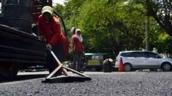 Wawali Armuji Minta Warga Melaporkan Jalan Berlubang di Surabaya Lewat Aplikasi Wargaku