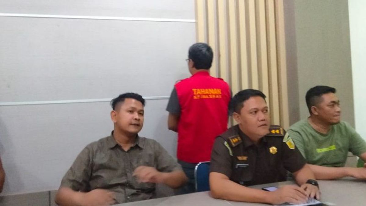 因此,BLT腐败嫌疑人,Tengerang Ini的前ASN在被警察强行接走时被Ngumpet。