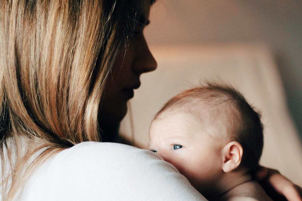 赤ちゃんが十分な母乳育児と欠点の兆候、授乳中の母親はこれを知らなければなりません