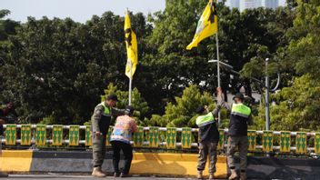 Considered Disturbing The Beauty Of The City, Hundreds Of Political Party Flags In Central Jakarta Are Brought Under Control By Satpol PP