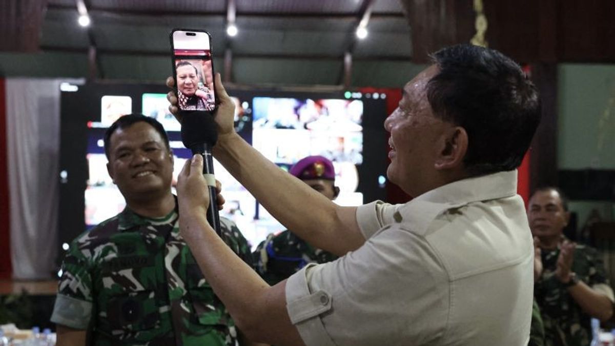 Prabowo Greets TNI Soldiers In Papua During The New Year Through Video Calls