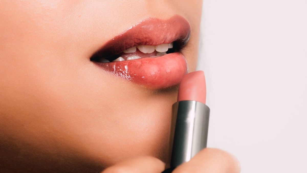 Agar Tidak Berantakan, 7 Trik Mudah Memakai Lipstik Ombre