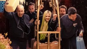 Avril Lavigne 和Simple Plan 通过 Young & Dumb 在过去和现在致敬