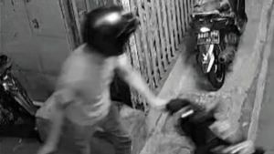 Honda PCX Rider Injured After Being Robbed By 9 Robbers In Pulogadung