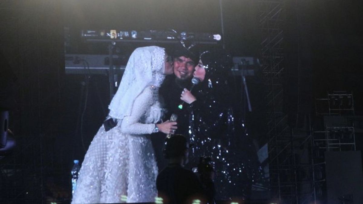Mulan Jameela dan Elvy Sukaesih Kompak Mendaratkan Ciuman di Pipi Ahmad Dhani Saat Konser Dewa 19