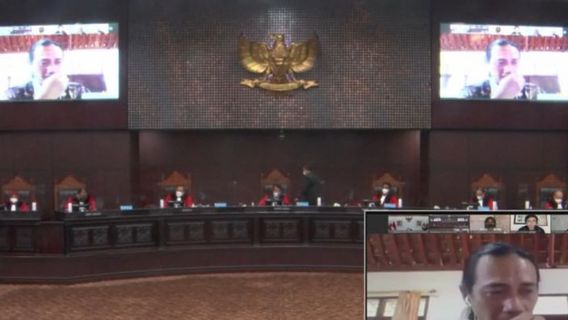 'Witness, Drink Water First', Asked The Chief Justice Of The Constitutional Court To The Witness Who Wept To Tell His Land Allegedly Claimed By The TNI