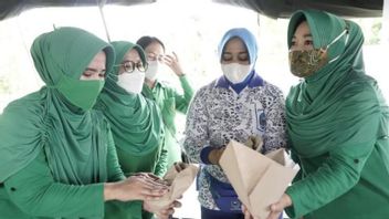 L’armée établit Une Cuisine Publique Pour Les Victimes Des Inondations De Lombok Ouest, Qui Cuisinent Et Enveloppent La Nourriture De La Femme TNI En Trois Dimensions