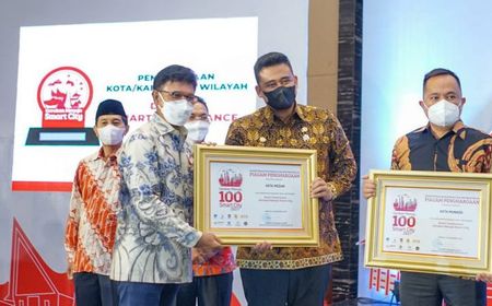 Wali Kota Medan Bobby Nasution Terima Penghargaan Smart City