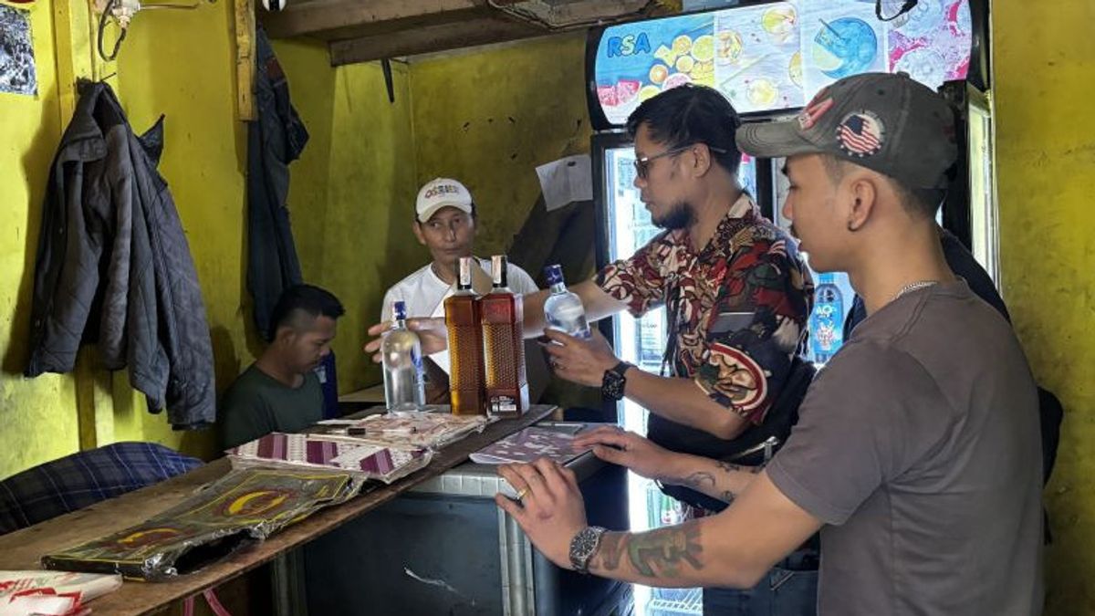 Bandung Polrestabes Sita Thousands Of Bottles Of Alcohol In Leuwipanjang