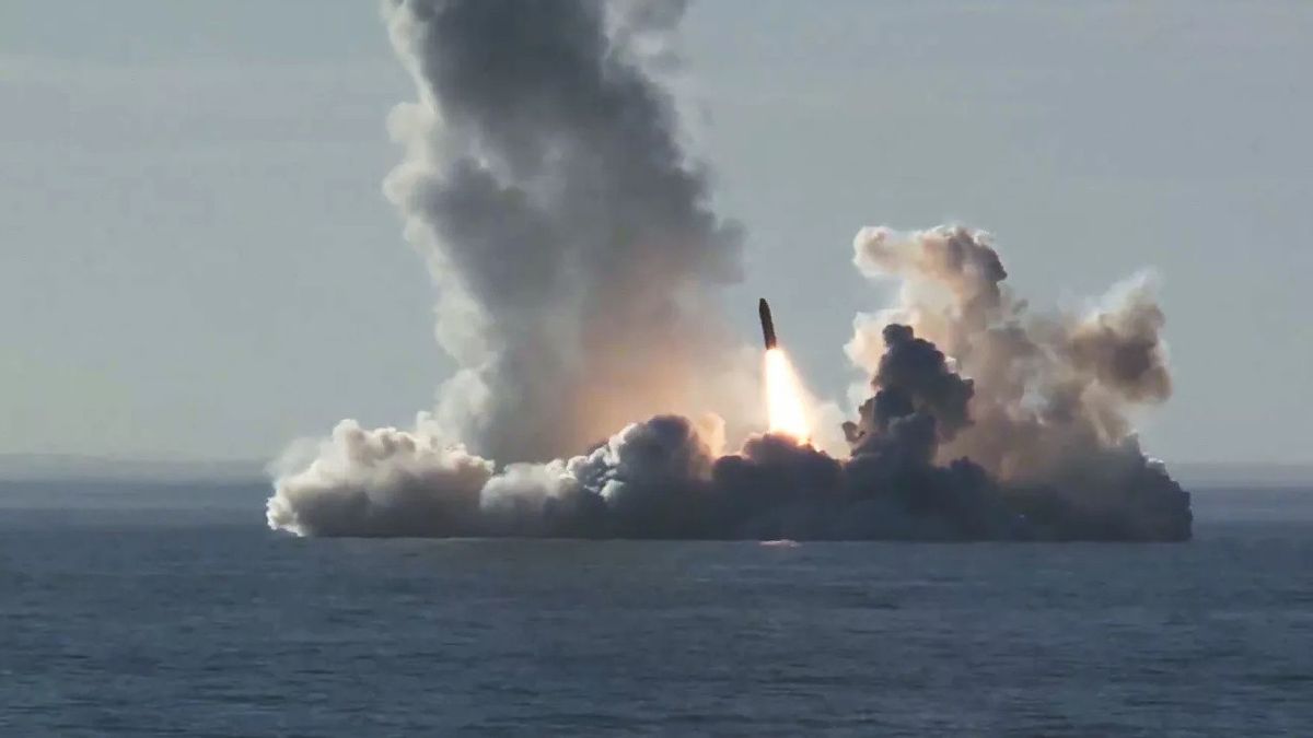俄罗斯布拉瓦弹道导弹从隐形潜艇上发射，声称对反弹道导弹防御系统免疫