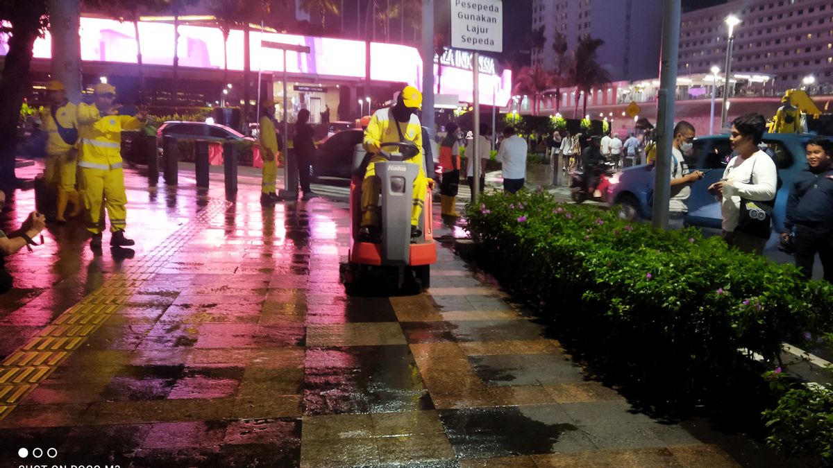 Ahead Of The ASEAN Summit, 1600 Joint Officers Clean The Sidewalk And Fasum On The Central Jakarta Protocol Line