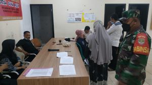 Babinsa Koramil 11/Pasar Kemis Pantau Pembagian Bansos Agar Tertib dan Aman