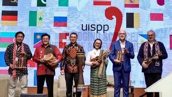 وزير الثقافة فضلي زون كيموكاكان فكرة كبيرة 