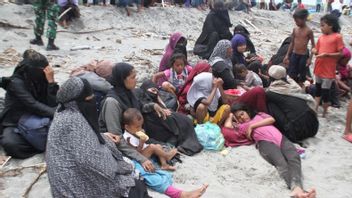 نقل لاجئي الروهينغا الذين تقطعت بهم السبل على شاطئ لامبانا ليونغاه إلى مرفق التونة الاجتماعي في آتشيه