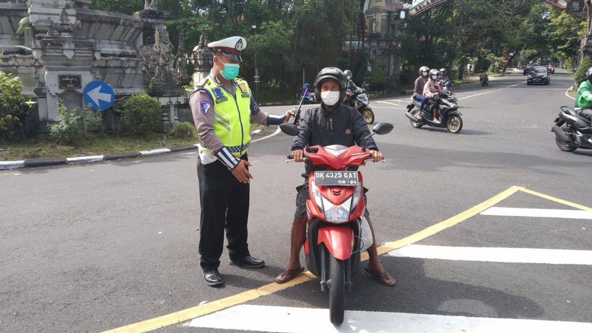 هناك 200 راكب دراجة نارية في بالي يرتدون الشباشب الذين يتم توبيخهم من قبل الشرطة