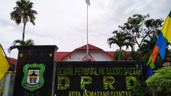 Street Vendors In Pematangsiantar Are Desperate To Take Off Their Clothes During A Demonstration At The DPRD