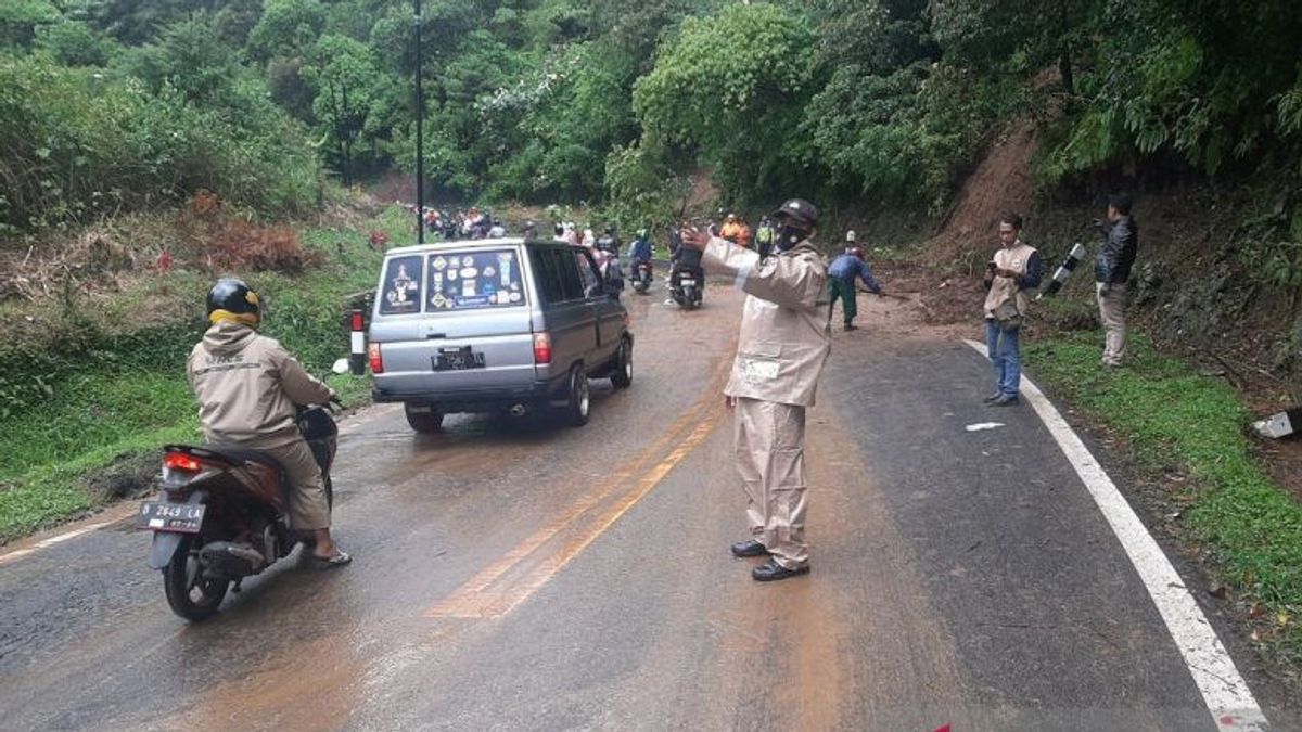 Landslide Material Cleared, Tangkuban Parahu Ciater Road Can Be Crossed