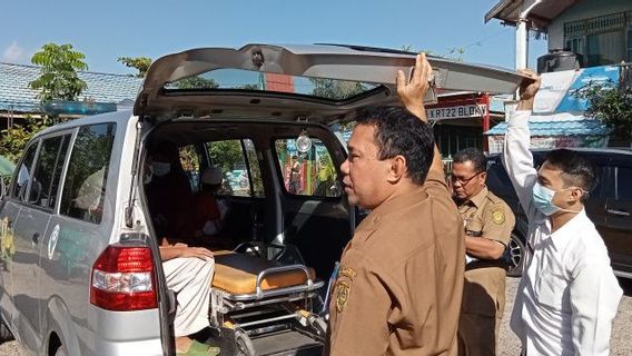 Crowds Come To Grandpa Sutadi's House On The Banks Of The Martapura River Whose Conditions Are Sad