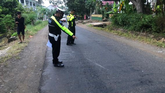 トラックは、それがクラッシュするまで、南スラウェシで運転手をヒットし、ドライバーは暴走ガスに飛び込む