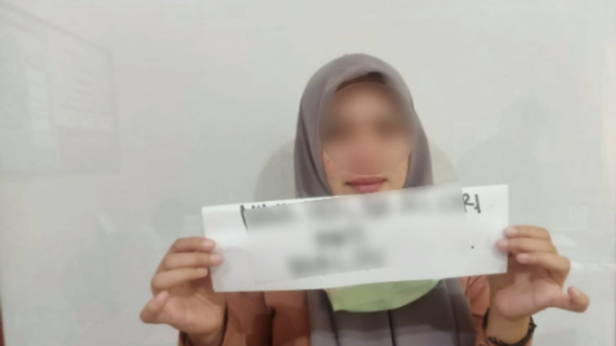 Femmes Au Foyer à Kendari Arrêtées Par La Police, Faisant Prétendument Circuler De La Méthamphétamine