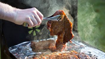 celi, cuisiner avec des techniques de rotin pour produire de la viande délicieuse