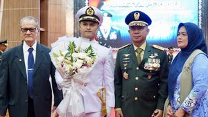 Lifter Rizki Juniansyah Resmi Dilantik Jadi Perwira TNI AL