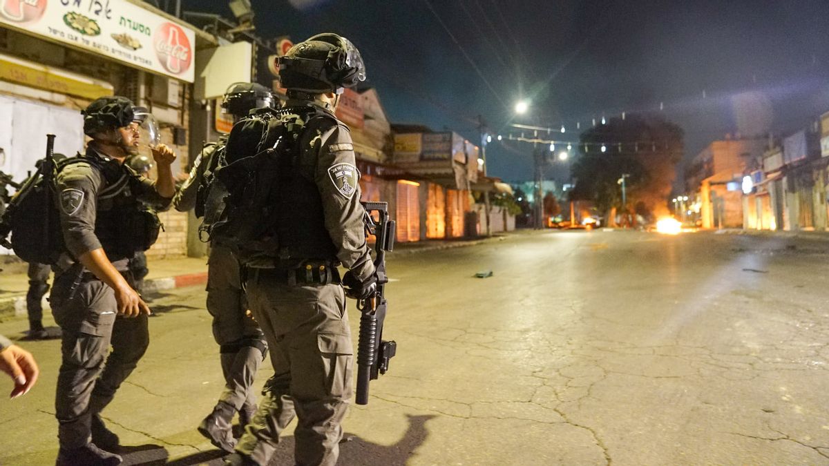 اندلاع اشتباكات بين مسؤولين إسرائيليين ومتظاهرين فلسطينيين في الضفة الغربية والشرطة تعلن حالة التأهب