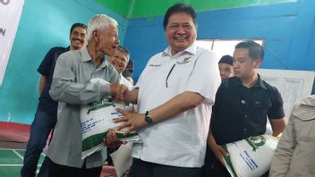 Minister Airlangga Hartarto Salurkan BLT El Nino In Bogor, Supports People's Purchasing Power