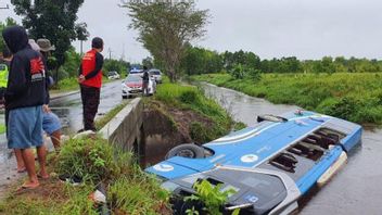 Slippery Road And Sleepy Driver, DAMRI Bus In Kalimantan Entering The River, One Person Died