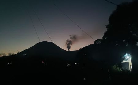 Terjadi saat Air Kontak dengan Magma, Lontaran Erupsi Freatik Gunung Lokon Capai 1,5 Km