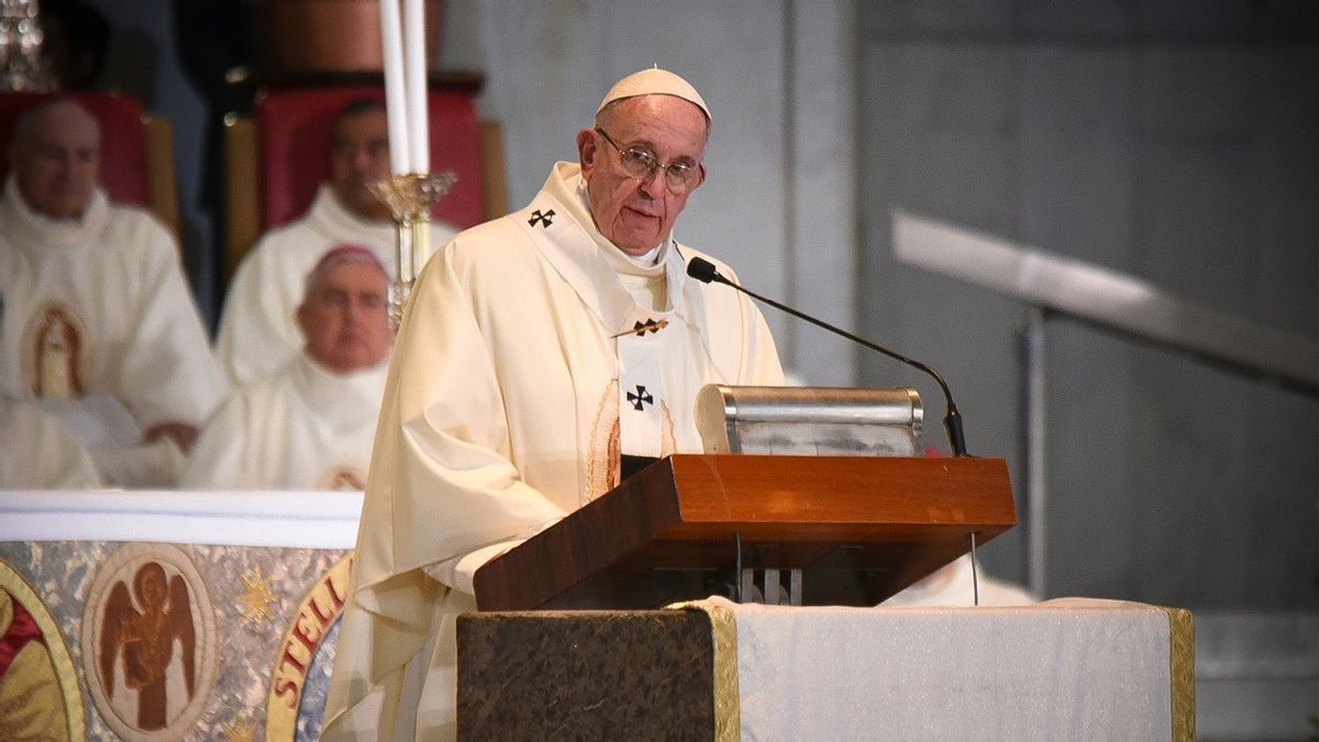 En direct de la messe du pape François de GBK jeudi soir, Azan Magrib à la télévision est invité à prendre forme de texte