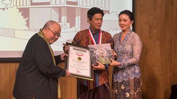 Congratulations! Wina Armada's Book Of Poems Sukardi Gets MURI Anugrah