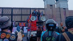 Hujan, Pasukan Ojol Depan Gedung DPR Masih Berteriak Hapus Program Aceng