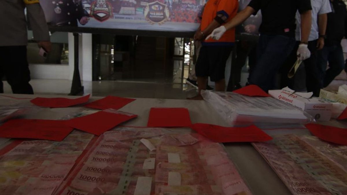 Seorang Ibu Rumah Tangga di Banyuwangi Produksi Uang Palsu, Polisi Temukan Replika Uang Senilai Rp40 Juta