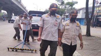 Satpol PP Jakut Temukan Puluhan Ranjau Paku di Jalan Perintis Kemerdekaan