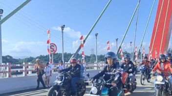 Après l’inauguration officielle du pont sur l’île de Balang, l’influenceur Jokowi Bareng est monté sur la moto à la voie de péage jusqu’à IKN