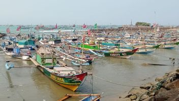 South Windy Season Arrives, Lebak Banten Fisherman Doesn't Go To Sea Due To High Waves