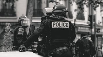 Pedang Palsu Bekas Main Teater Jadi Biang Polisi Bersenjata Gerebek Kampus di Manchester
